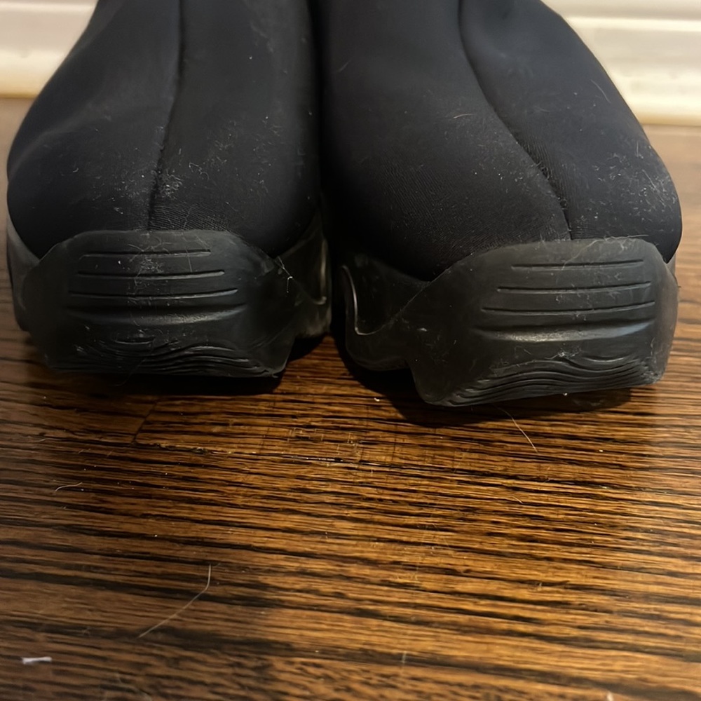 iRi Low Top Sneaker Size 6.5 (37) Black. Vegan! EUC - Picture 5 of 7